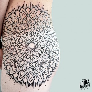 Tatuaje_muslo_geometrico_marta_camisani_logia_barcelona 